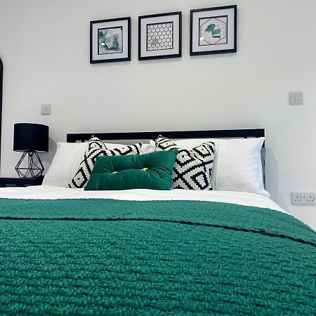 Stylish Studio Apartment In Centre Of St Clears Esterno foto