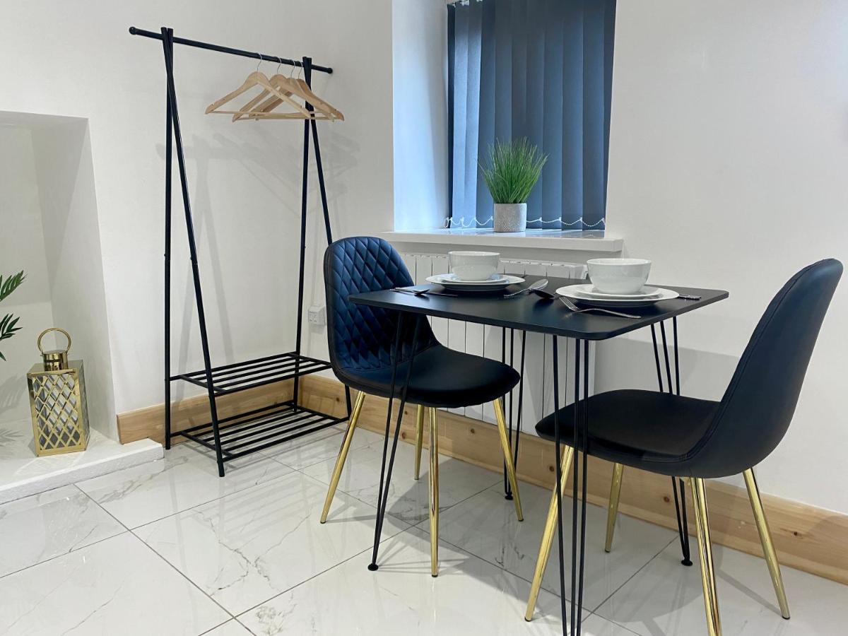 Stylish Studio Apartment In Centre Of St Clears Esterno foto