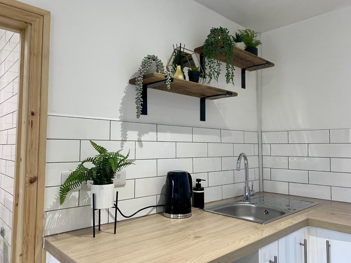 Stylish Studio Apartment In Centre Of St Clears Esterno foto