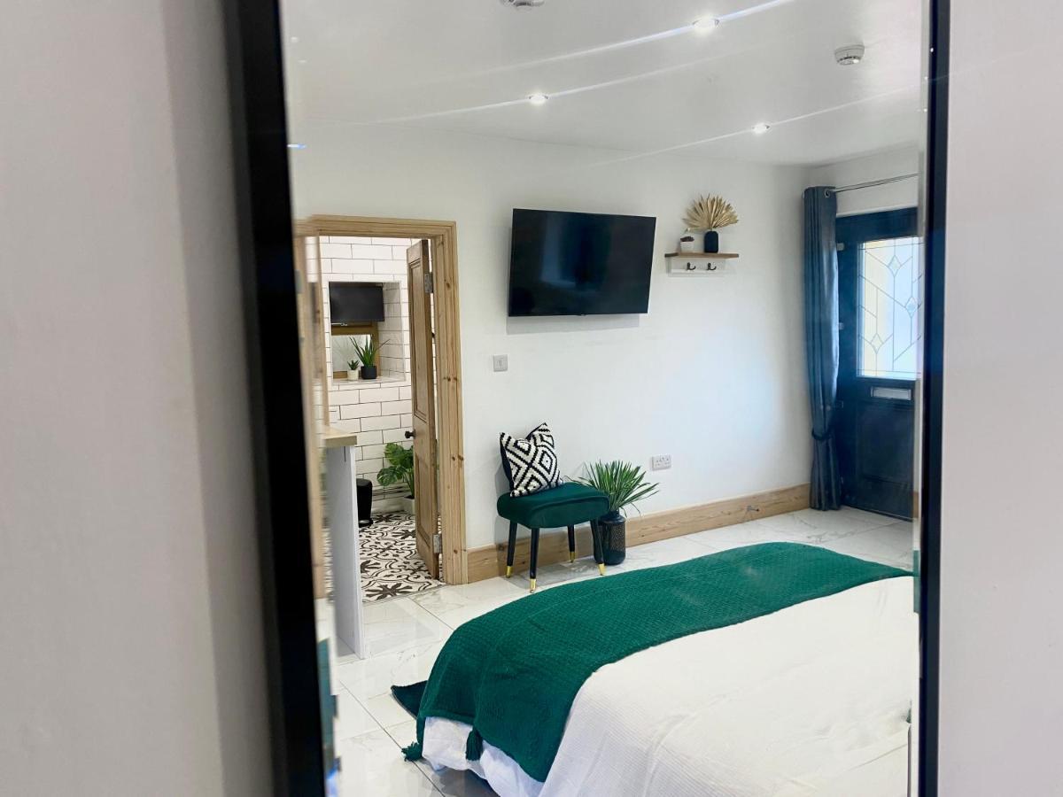 Stylish Studio Apartment In Centre Of St Clears Esterno foto