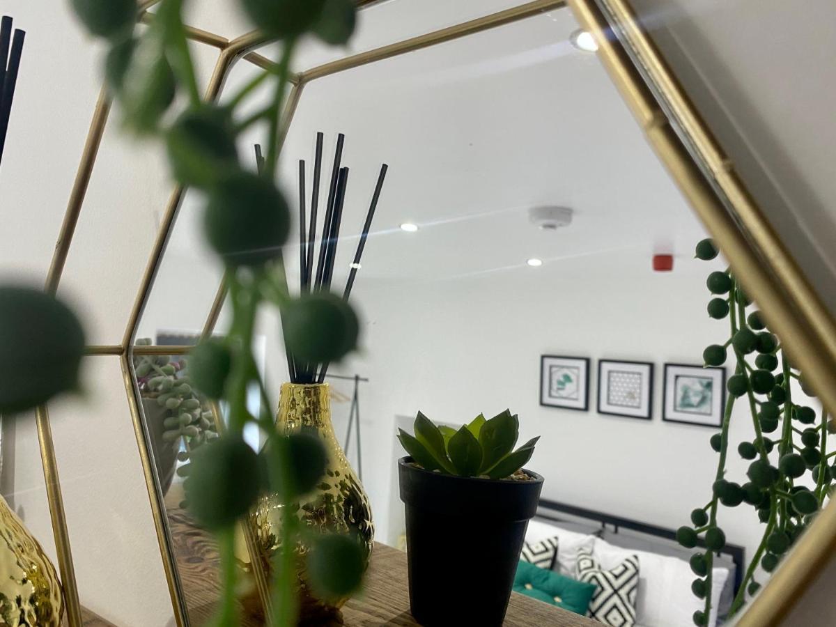 Stylish Studio Apartment In Centre Of St Clears Esterno foto